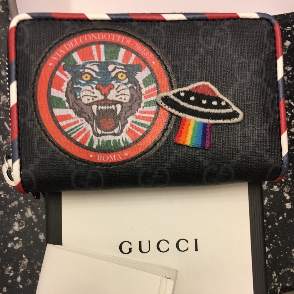 Gucci-Night Courrier GG Supreme card carrier